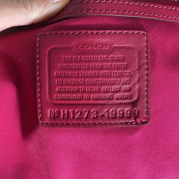 Coach Weekend Hamptons Signature
Stripe - Picture 12 of 12